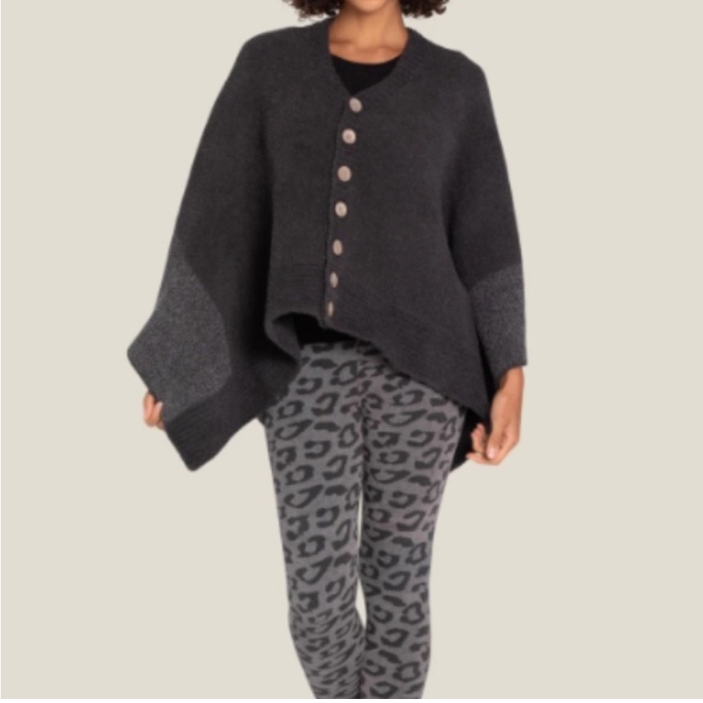 BAREFOOT DREAMS | Cozy Chic Coastline Poncho